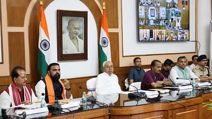 CM Nitish Kumar: सीएम ने संभावित बाढ़ एवं सुखाड़ की तैयारियों की समीक्षा की, अधिकारियों को दिए आवश्यक निर्देश Bihar News: Chief Minister Nitish Kumar reviewed the preparations for possible flood and drought