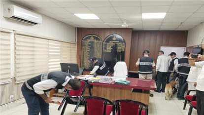 Haryana: फतेहाबाद लघु सचिवालय में फैली बम की अफवाह, हिसार से पहुंची बम स्क्वायड टीम; अधिकारी मौके पर पहुंचे Bomb rumour spread in Fatehabad Mini Secretariat Bomb Squad team arrived from Hisar Officers reached the spot