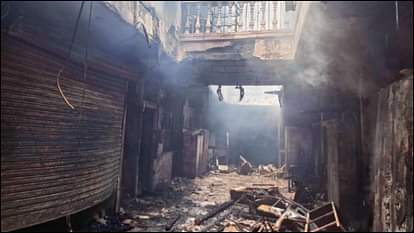 Pakistan: प्रदर्शनकारियों की मौत के बाद भीड़ ने गृह मंत्री के घर में लगाई आग; सिंध में नहीं रुक रही हिंसा Pakistan: Sindh minister's home burnt after two protesters killed, News in Hindi