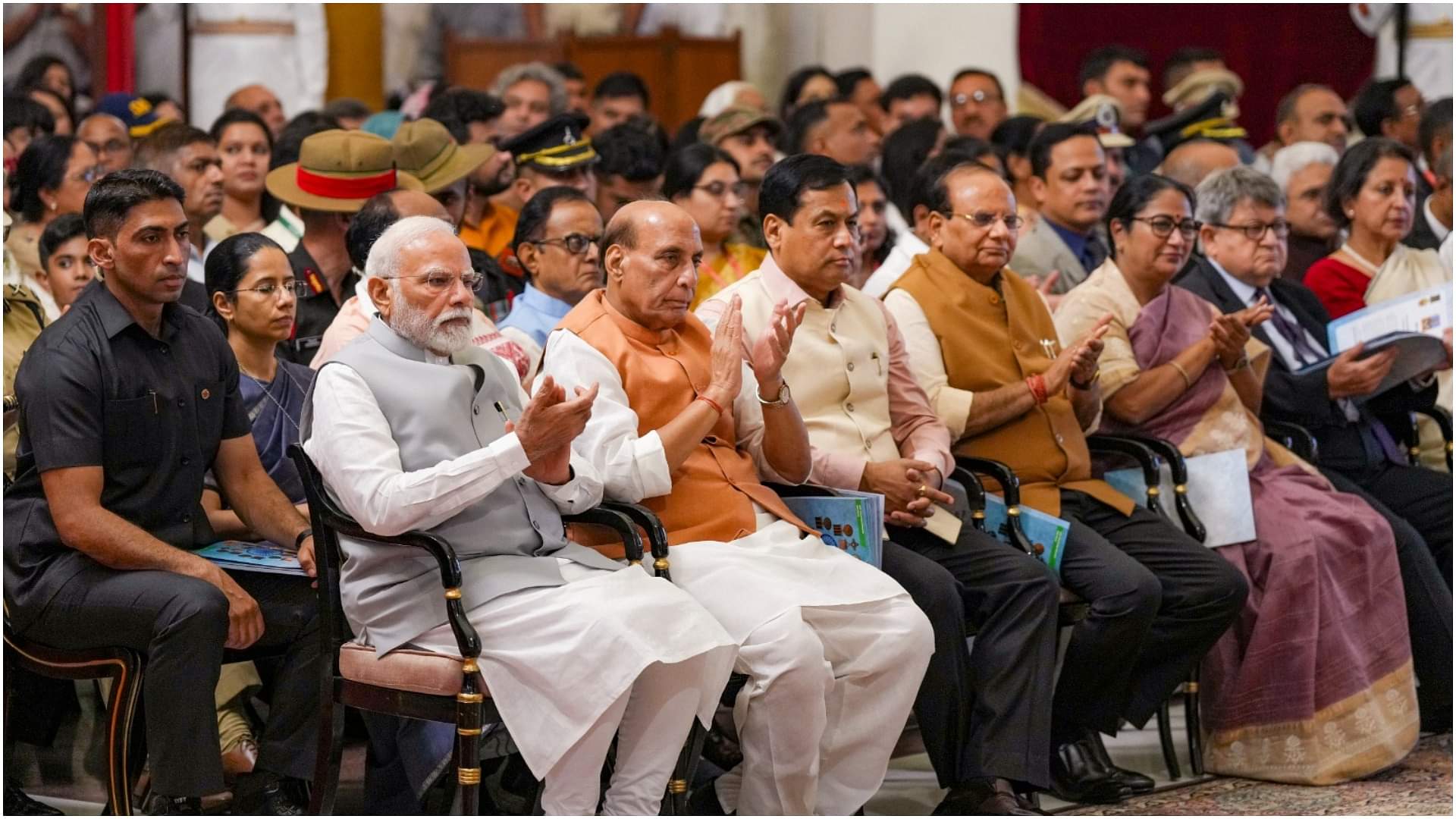 Gallantry Awards: राष्ट्रपति ने जांबाज सैनिकों को प्रदान किए वीरता पुरस्कार, जानिए किसको कौन सा पदक मिला President gives gallantry awards to brave soldiers, know who got which medal