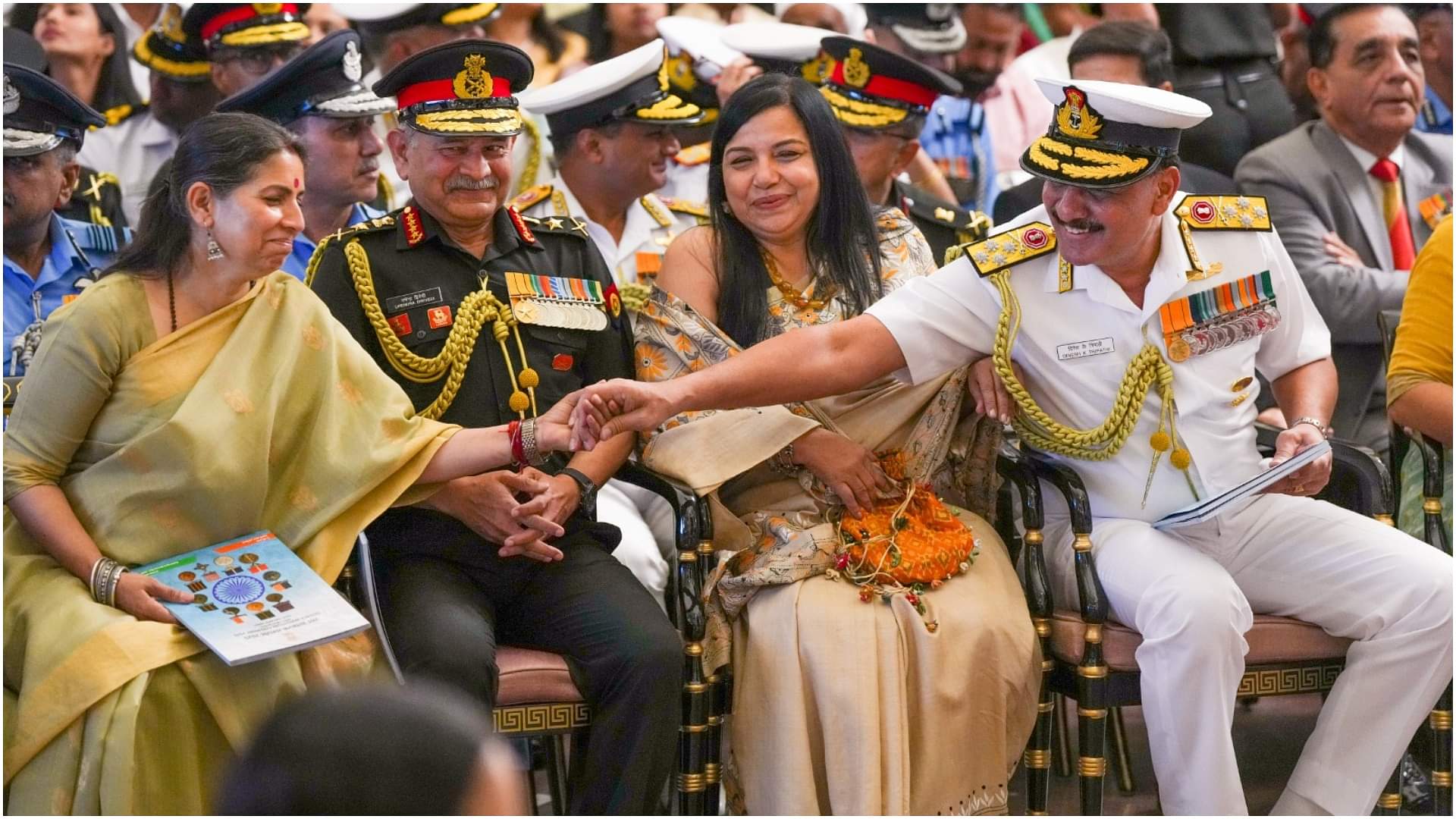 Gallantry Awards: राष्ट्रपति ने जांबाज सैनिकों को प्रदान किए वीरता पुरस्कार, जानिए किसको कौन सा पदक मिला President gives gallantry awards to brave soldiers, know who got which medal