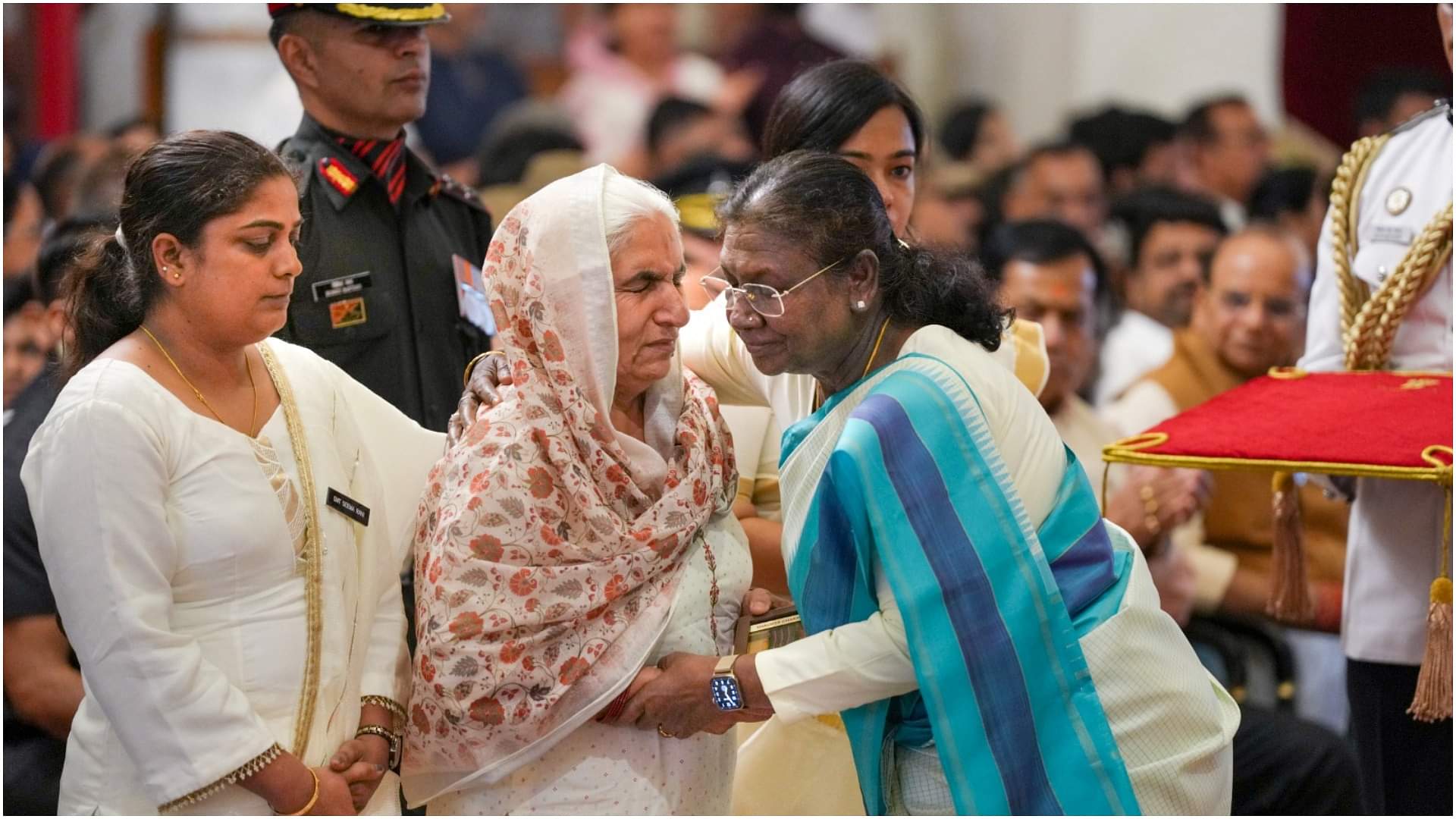 Gallantry Awards: राष्ट्रपति ने जांबाज सैनिकों को प्रदान किए वीरता पुरस्कार, जानिए किसको कौन सा पदक मिला President gives gallantry awards to brave soldiers, know who got which medal