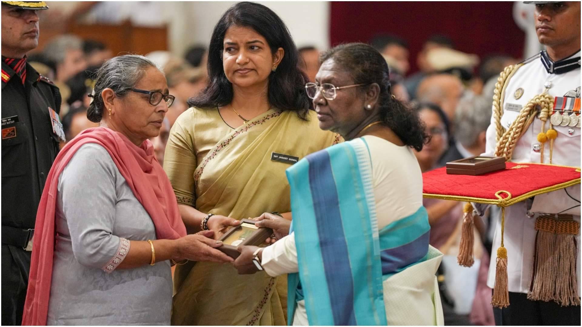 Gallantry Awards: राष्ट्रपति ने जांबाज सैनिकों को प्रदान किए वीरता पुरस्कार, जानिए किसको कौन सा पदक मिला President gives gallantry awards to brave soldiers, know who got which medal