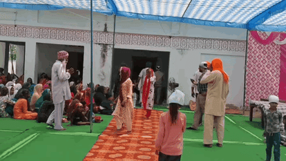 UP: पीलीभीत में 500 लोगों की घर वापसी, सिख से बने थे ईसाई; इलाके में भारी पुलिस बल तैनात People who converted to Christianity in program organized by VHP in Pilibhit returned home