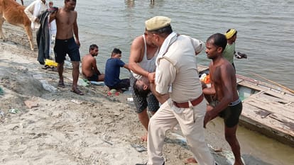 Raebareli: गंगा में डूबे परिवार के चार लोग, दो भाई और भतीजे की मौत... एक को बचाया गया; सीएम ने लिया संज्ञान Raebareli: Three youths died by drowning in Ganga at Dalmau Ghat, divers took out the bodies