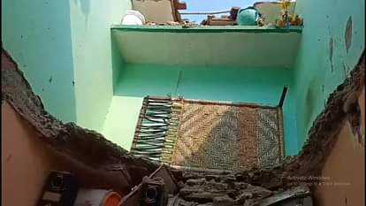 Ghaziabad: खुशहाल पार्क कॉलोनी में मकान की छत गिरने से युवक की मौत, पत्नी और दो बच्चों के साथ सो रहा था A young man died due to collapse of roof of a house in Ghaziabad