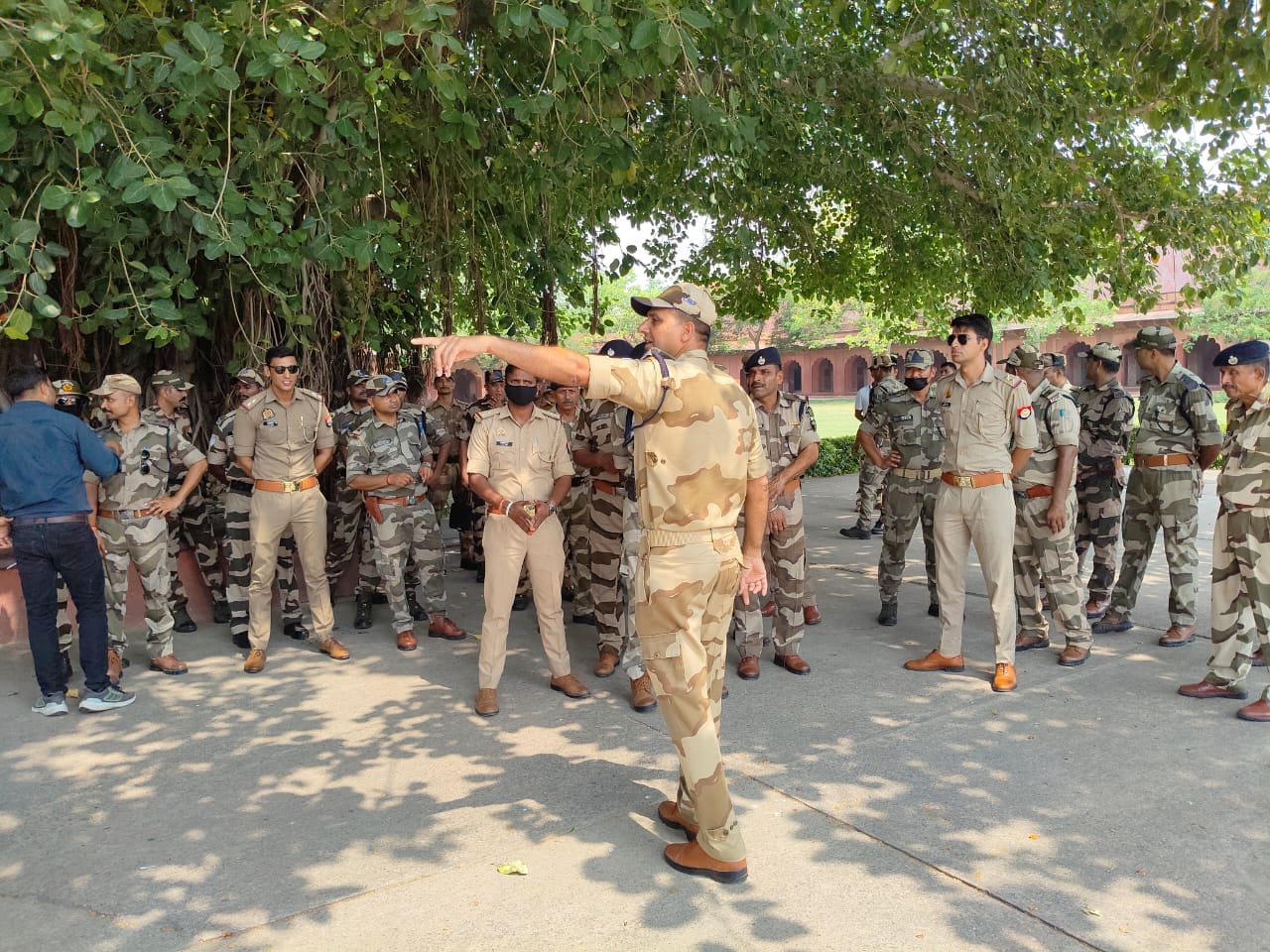 UP: ताज को उड़ाने की धमकी...सुरक्षा एजेंसियां अलर्ट, तीन घंटे चला तलाशी अभियान; पेन भी नहीं ले जा सके पर्यटक Threat received to bomb blast in Taj Mahal in Agra