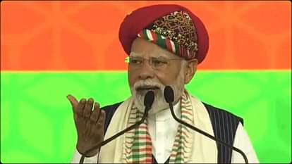 PM Modi In Gujarat: '...चैन की जिंदगी जियो, रोटी खाओ वरना मेरी गोली तो है ही', पीएम मोदी का पाकिस्तान को संदेश PM Modi Gujarat Visit: Prime Minister Narendra Modi addresses a public rally in Dahod