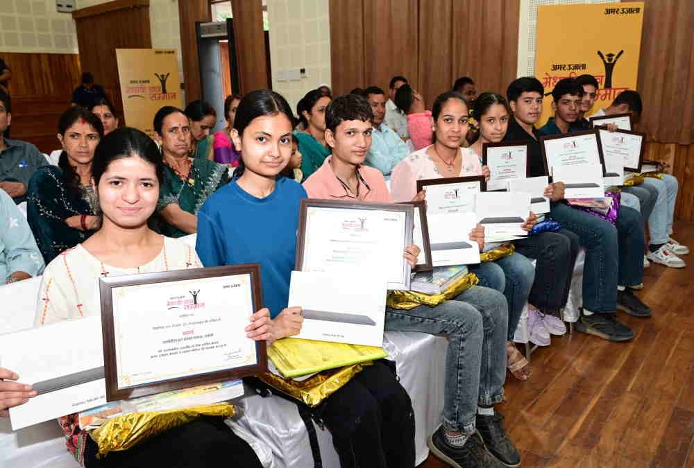 Medhavi Chhatra Samman: सीएम धामी ने किया सम्मानित, टैब और लैपटॉप पाकर खिले मेधावियों के चेहरे Amar Ujala Medhavi Chhatra Samman 2025 CM Dhami honored meritorious students