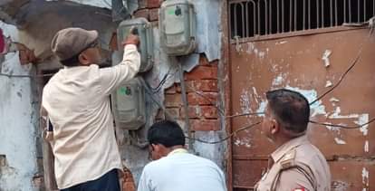 Kanpur: हाईटेंशन लाइन पर गिरी आकाशीय बिजली, 16 गांवों की बिजली गुल…केस्को ने मरम्मत कर बहाल की आपूर्ति Kanpur Lightning struck the high tension line power supply to 16 villages was cut off Kesco repaired
