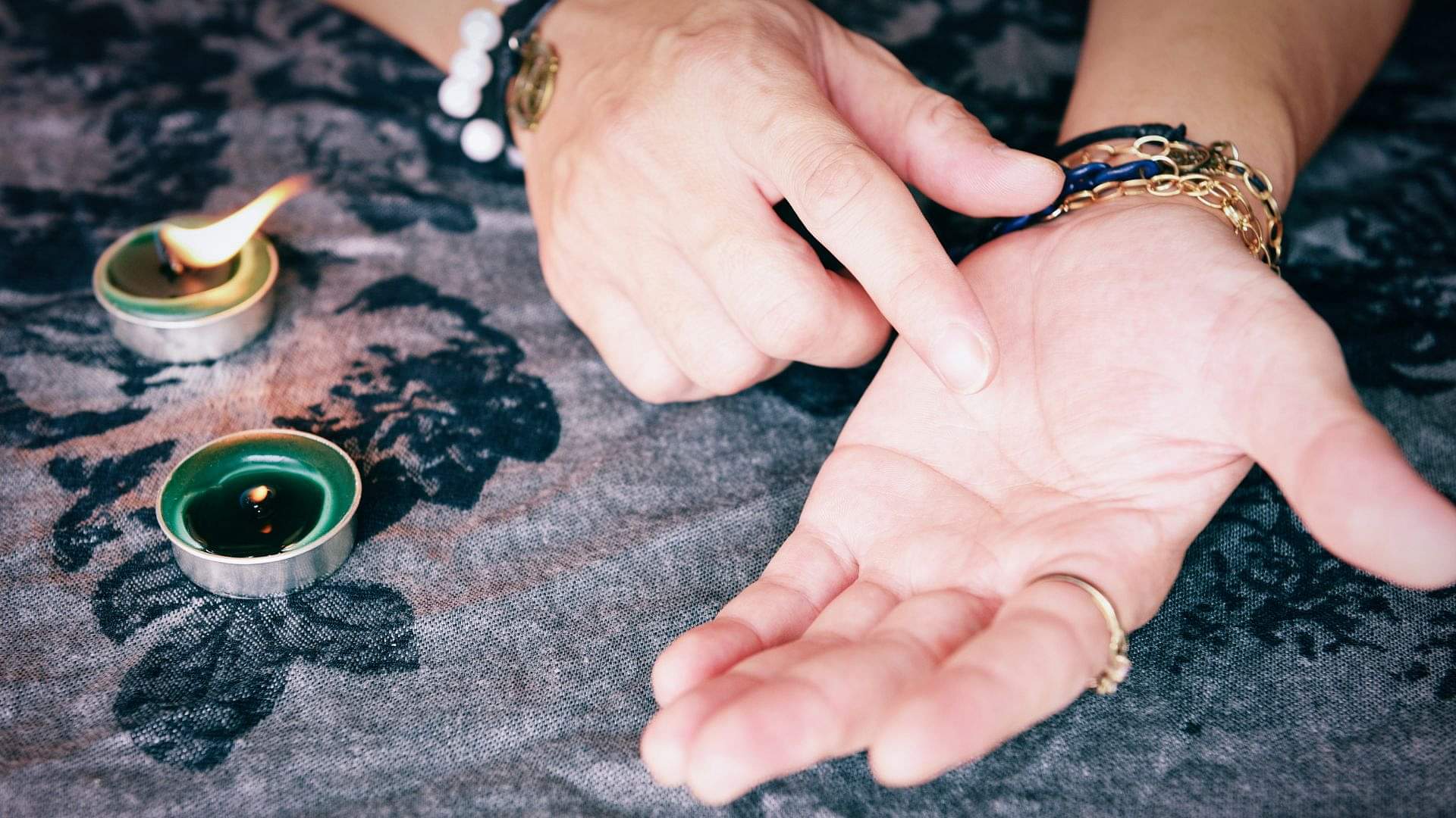 Millionaire Palmistry: हथेली पर ये धन त्रिकोण देता है करोड़पति बनने के संकेत, जानें कहां होता है Millionaire palmistry Dhan trikon in palmisty hath mein crorepati banane ka nishan money triangle