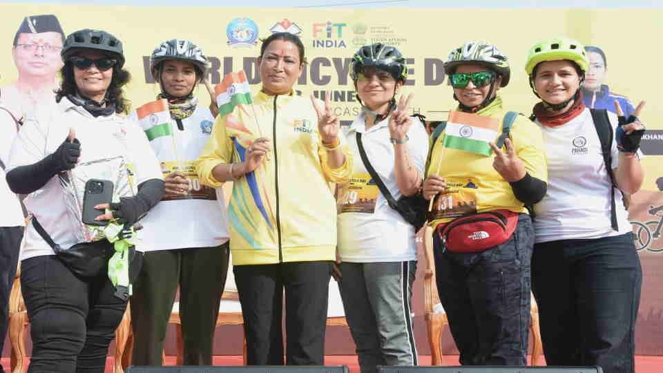 Sunday on Cycle Rally: दूनवासियों के साथ मंत्री रेखा आर्य ने भी चलाई साइकिल, फिट रहने का दिया संदेश, तस्वीरें Sunday on Cycle Rally In Dehradun Minister Rekha Arya rode a bicycle with Participants Photo