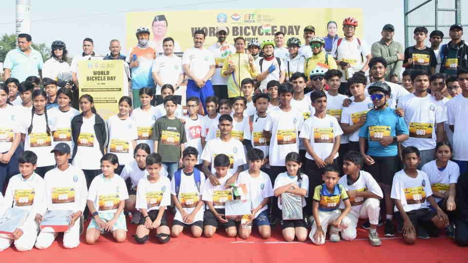 Sunday on Cycle Rally: दूनवासियों के साथ मंत्री रेखा आर्य ने भी चलाई साइकिल, फिट रहने का दिया संदेश, तस्वीरें Sunday on Cycle Rally In Dehradun Minister Rekha Arya rode a bicycle with Participants Photo