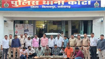 बिलासपुर में जुआरियों पर एक्शन: पुलिस ने 14 लोगों को जुआ खेलते पकड़ा, कैश-कार और मोबाइल सब जब्त 14 gamblers were arrested from Bunty Kashyap's farm house in Bilaspur