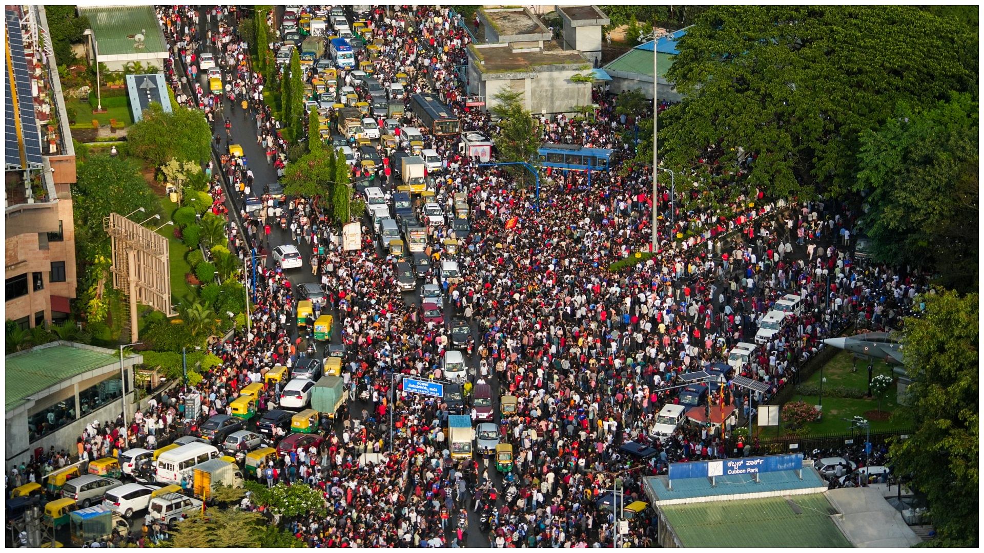 Bengaluru Stampede Photos: बेकाबू फैंस...तैयारियों में चूक, मातम में बदला जश्न; दिल दहला देने वाली तस्वीरें Bengaluru Stampede Photos: Uncontrolled fans...mistakes in preparation, IPL RCB celebration turn into mourning