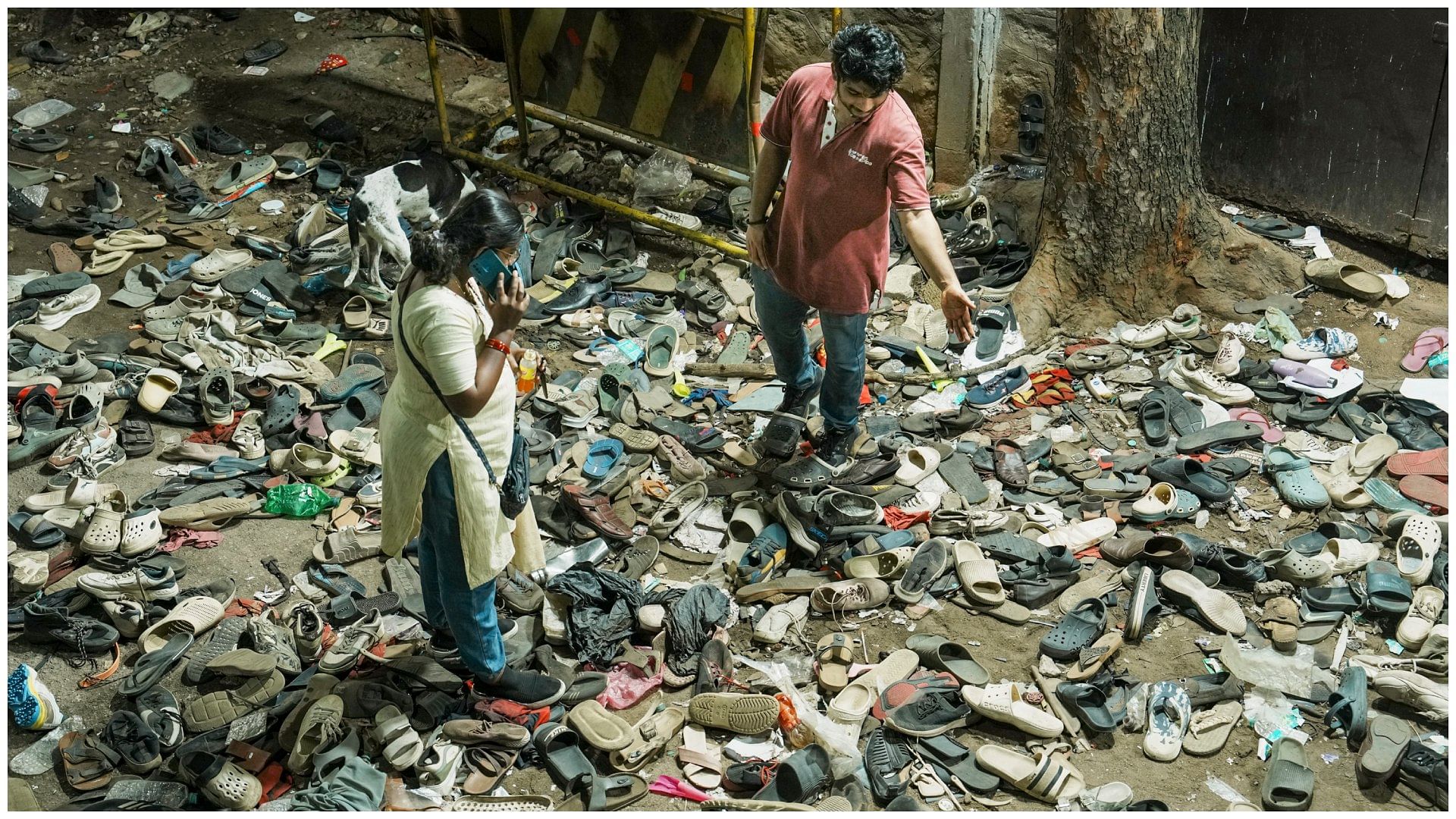 Bengaluru Stampede Photos: बेकाबू फैंस...तैयारियों में चूक, मातम में बदला जश्न; दिल दहला देने वाली तस्वीरें Bengaluru Stampede Photos: Uncontrolled fans...mistakes in preparation, IPL RCB celebration turn into mourning