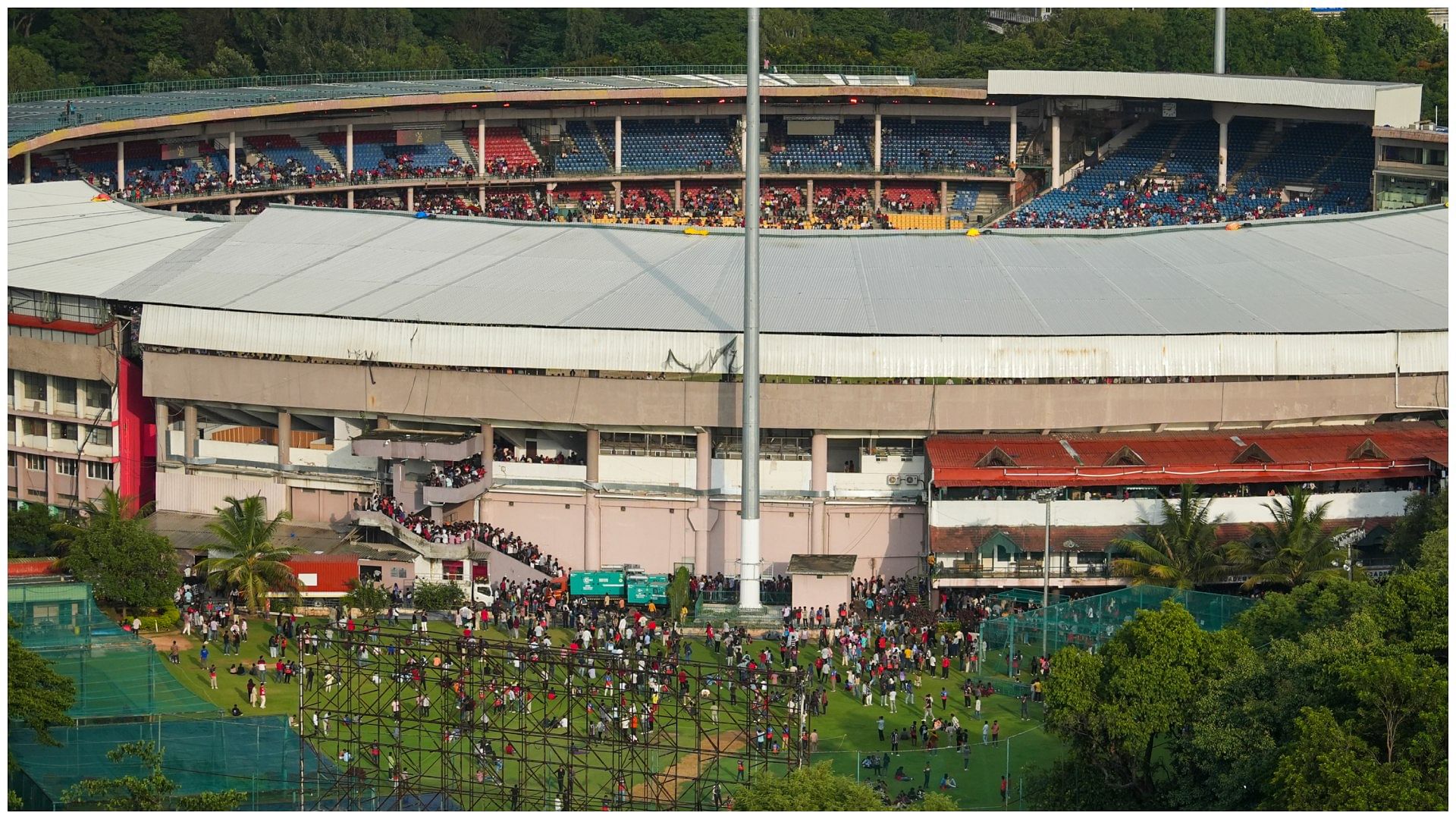 Bengaluru Stampede Photos: बेकाबू फैंस...तैयारियों में चूक, मातम में बदला जश्न; दिल दहला देने वाली तस्वीरें Bengaluru Stampede Photos: Uncontrolled fans...mistakes in preparation, IPL RCB celebration turn into mourning