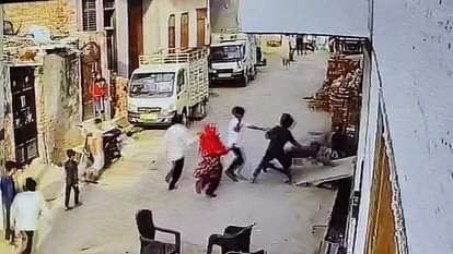 Meerut: बीच सड़क युवक की पिटाई का वीडियो वायरल, हत्यारोपियों ने अफजल पर चाकू से किए ताबड़तोड़ कई वार Meerut: Video of a youth being beaten up in the middle of the road goes viral