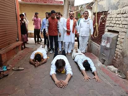 बांकेबिहारी मंदिर काॅरिडोर: कांग्रेस कार्यकर्ताओं ने लगाई दंडवती परिक्रमा, नारेबाजी की; सरकार से ये मांग Congress workers protested against Bankebihari temple corridor