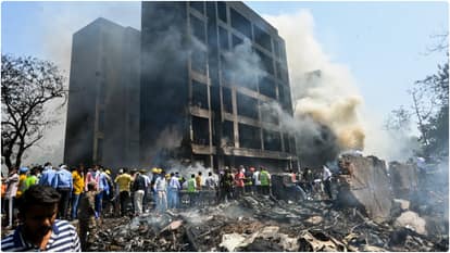 Plane Crash: आग से घटनास्थल का पारा हुआ 1000° सेल्सियस, जानवर-पक्षी जो जद में आए सब खाक, देखें खौफनाक तस्वीरें AI plane crash: Due to fire caused by burning fuel mercury reached 1000° C, difficulties in rescue operation