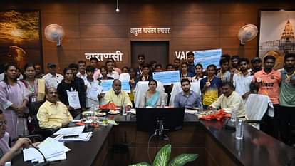 UP: मेधावियों, खिलाड़ियों ने बढ़ाया मान, 57 होनहारों का हुआ सम्मान; खिल उठे छात्रों के चेहरे 57 meritorious students and sportspersons who successful in UP Board felicitated in varanasi