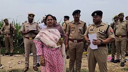 UP: अमरोहा की पटाखा फैक्टरी में धमाका, चार महिला श्रमिकों की माैत... छह जख्मी, माैके पर अफरा तफरी की VIDEO Amroha: Fireworks factory explosion, more than four dead, workers buried under rubble