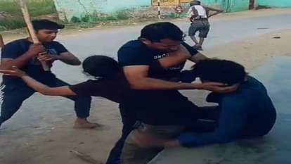 दरोगा-सिपाही की दबंगई: भाई और बहन को लाठी-डंडों से पीटा, वीडियो वायरल, दोनों पुलिस कर्मियों पर मुकदमा दर्ज inspector and the constable beat up the brother and sister