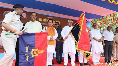 Bihar: CM नीतीश ने पुलिस के लिए 520 चार पहिया और 98 दो पहिया वाहनों को दिखाई हरी झंडी, डिप्टी CM भी रहे मौजूद Bihar: CM Nitish flagged off 520 four-wheelers and 98 two-wheelers for the police