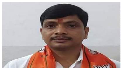 मौत को पांच बार दिया मात: इस जिला पंचायत अध्यक्ष को सांप ने पांचवी बार डसा, सेहत में सुधार; मर गया सांप Mirzapur District Panchayat President Raju Kanaujia bitten by snake for fifth time snake died