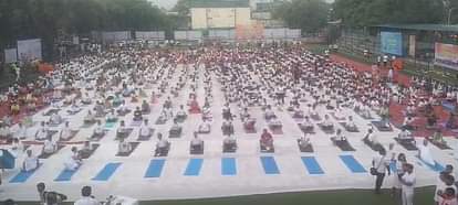 International Yoga Day: योगमय हुआ ब्रज, ताज समेत अन्य स्मारकों में निशुल्क प्रवेश...इन स्थानों पर हुआ योग International Yoga Day 2025 Public Officials And Leaders Done Yoga Panch Mahal Taj Mahal Agra News
