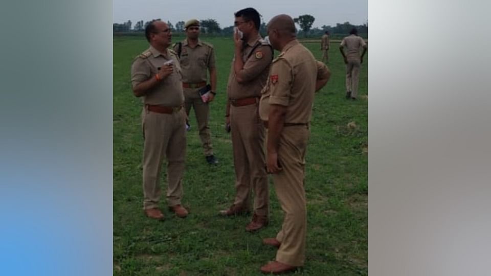 UP: नौ बच्चों की मां ने प्रेमी संग मिलकर पति को मार डाला... लाश को यहां लगाया ठिकाने, पड़ गए कीड़े; पूरी कहानी Mother of nine children absconded after killing her husband with her lover in Kasganj see photos