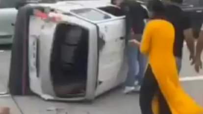 यमुना एक्सप्रेसवे पर हादसा: छात्रों से भरी ईको वैन सड़क पर पलटी, हादसे में पांच छात्र घायल van full of children overturned on Yamuna Expressway