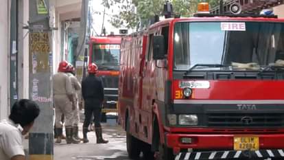 Delhi Fire: नरेला में जूते बनाने की फैक्टरी में लगी भीषण आग, दमकल की 16 गाड़ियों ने पाया काबू Delhi Fire A massive fire broke out at a shoe factory in Narela