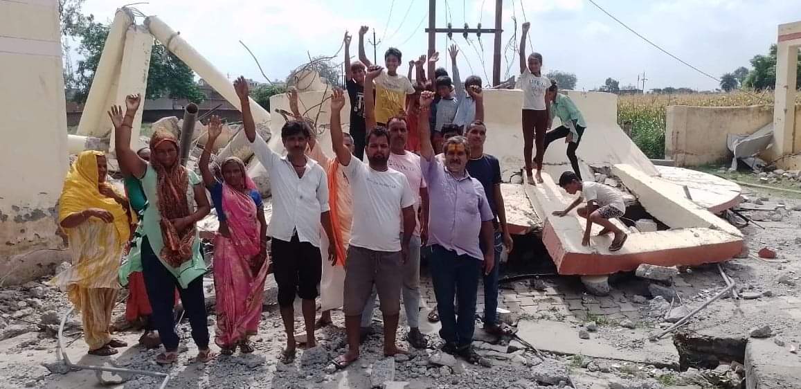 UP: 13.96 करोड़ रुपये से बनी टंकी...चार दिन भी न सह सकी पानी का बोझ, तेज धमाके के साथ गिरी; तीन लोग घायल water tank fell with loud explosion in residential colony