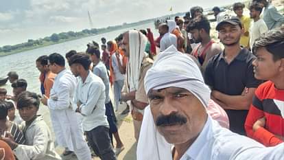 मिर्जापुर में बड़ा हादसा: पार्टी करने वाराणसी गंगा पार जा रहे छात्रों से भरी नाव पलटी, एक डूबा; पांच बचाए गए Major accident in Mirzapur boat capsized in Ganga river five students rescued one missing