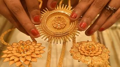 Gold Silver Price: कमजोर मांग के बीच सस्ता हुआ सोना; चांदी की कीमतें स्थिर Gold Price Aaj Ka Sone aur Chandi Ka Bhav Gold and Silver Price news Gold and Silver Price Today