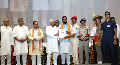 Bihar: आज 21391 सिपाहियों को मिला नियुक्ति पत्र, सीएम नीतीश ने फिर पूछा- 2005 से पहले बिहार की क्या स्थिति थी? Bihar: Appointment letter to 21391 constables today, CM Nitish Kumar reacted, Bihar Police News