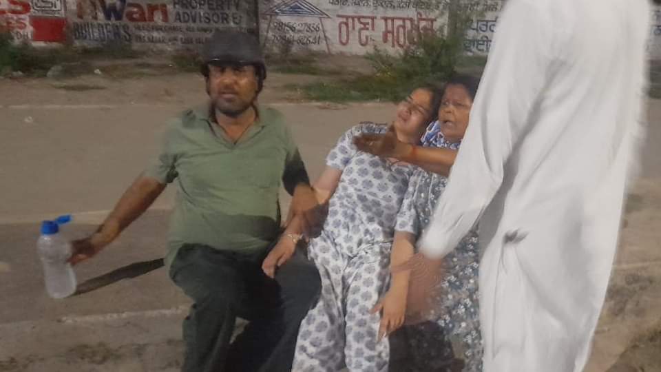 लुधियाना में गुंडागर्दी का नंगा नाच: पूर्व सांसद के पीए को सड़क पर तलवारों से काटा, तमाशबीन बने लोग; Video Former Akali MP PA murdered on road in Ludhiana