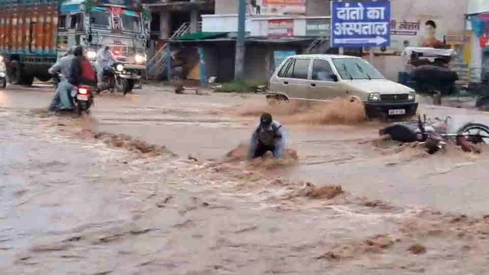 Dehradun Rainfall: एयरपोर्ट के पास नाले में उफान से भानियावाला में बाढ़ जैसे हालात, हाईवे हुआ जलमग्न, तस्वीरें Dehradun Rainfall: Flood-like situation in Bhaniyawala and Athurawala due to overflowing of rain drains, highw