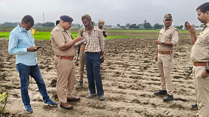 Basti News: ननिहाल आई बालिका का खेत के गड्ढे में मिला शव...आधा दबा था- शरीर पर थे जख्मों के निशान The body of a teenager who had come to visit her maternal grandmother was found in Basti