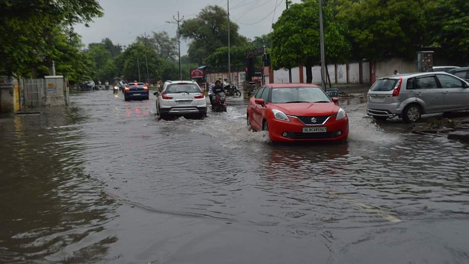 आगरा में बारिश से बुरा हाल: हाईवे से लेकर प्रमुख सड़कें तक जलमग्न, घरों-दुकानों में भरा पानी...तस्वीरें Bad condition in Agra due to heavy rain water filled in houses and shops