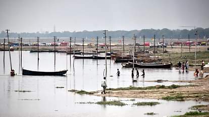 Prayagraj : तेजी से बढ़ रहा गंगा व यमुना का जल स्तर, खतरे के निशान से 10 मीटर दूर Water level of Ganga-Yamuna started rising, administration issued alert