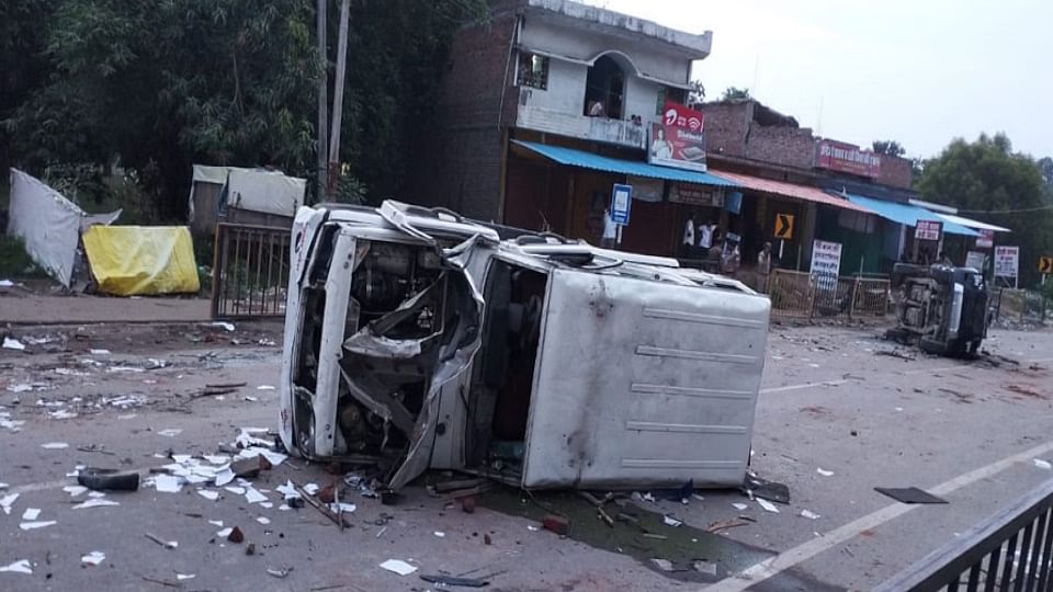 प्रयागराज बवाल की 16 तस्वीरें: पुलिस की गाड़ियां तोड़ीं और आगजनी... ईंट-पत्थर फेंके; हालात बिगड़ने की पूरी कहानी Prayagraj riots 16 photos Police vehicles vandalised and set on fire bricks and stones were thrown full story