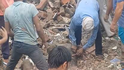 Baghpat: बारिश में भरभराकर गिरा मकान, मलबे में दबी 12 भैंसें, आठ की मौत, युवक घायल Baghpat: House Collapses Due to Rain in Baghpat Village, 8 Buffaloes Die, One Man Injured