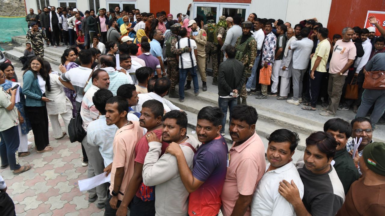 Amarnath Yatra 2025: 'बम बम भोले' के जयघोषों से गूंजा बालटाल, कल से शुरू होगी आधिकारिक यात्रा, देखें तस्वीरें A group of Amarnath pilgrims arrive at base camp of Baltal.The first phase of annual Amarnath Yatra will begin