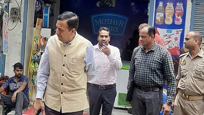 UP: 75 बोगस फर्मों से 200 करोड़ की जीएसटी चोरी पकड़ी, रिक्शा चालक को मालिक बनाकर किया दस करोड़ का कारोबार UP: GST theft 200 crore caught from 75 bogus firms, business 10 crore by making rickshaw driver owner