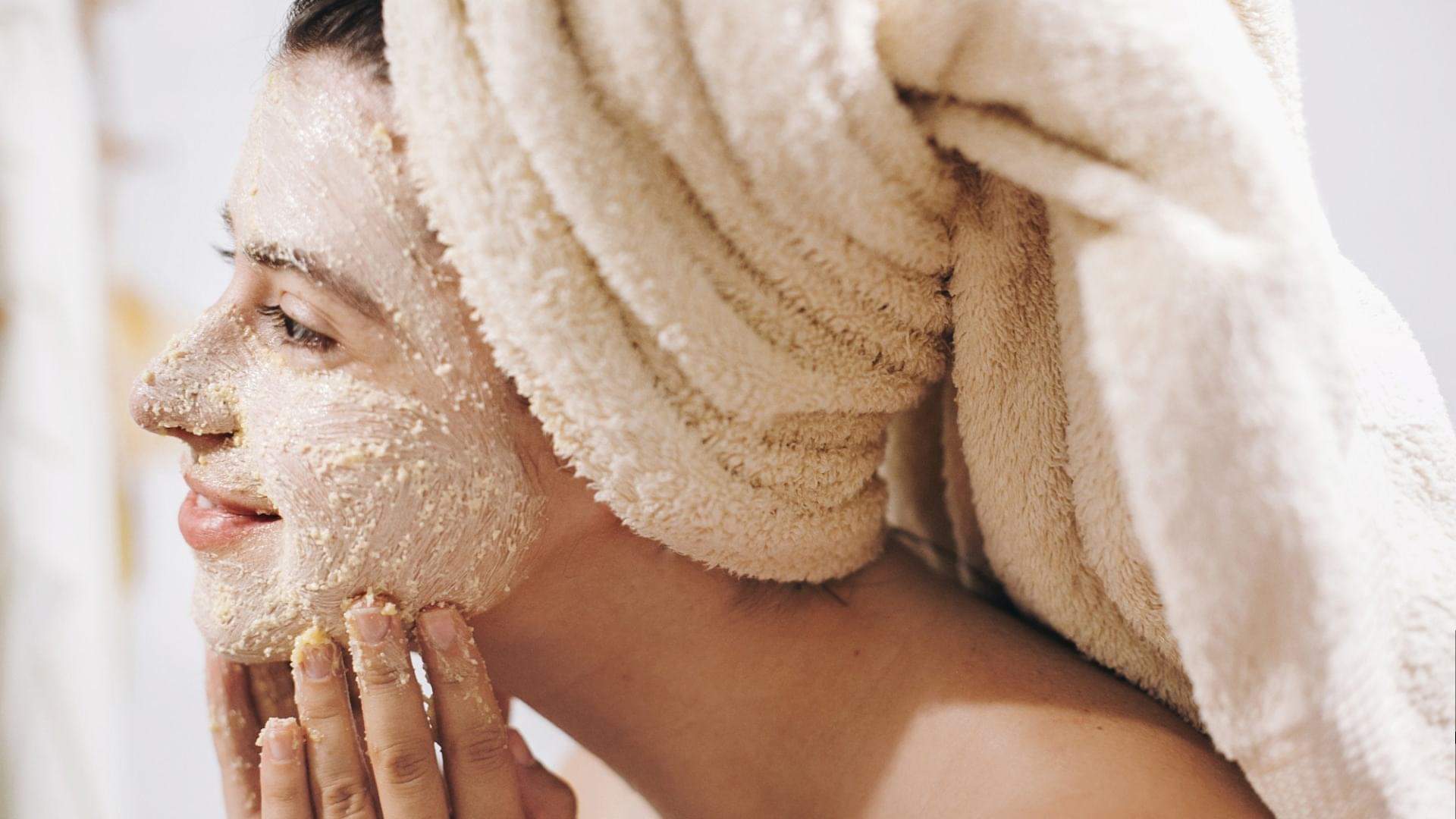 Skin Care For Karwa Chauth: रात को ये काम करके सोएं ताकि करवा चौथ की सुबह उठकर चमक उठे चेहरा karwa chauth 2025 glowing skin ke liye aaj kya karein