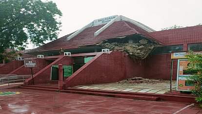 Agra: ताजमहल के पास शिल्पग्राम का छज्जा गिरा, मच गई अफरातफरी; बाल-बाल बचे पर्यटक balcony of Shilpagram near Taj Mahal fell down