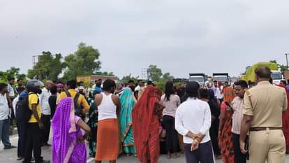 UP News: वाराणसी- प्रयागराज हाईवे पर छात्रा का शव रखकर हंगामा, ढाबे पर गला रेतकर की गई थी हत्या Varanasi student murder case villagers protested by keeping body on highway