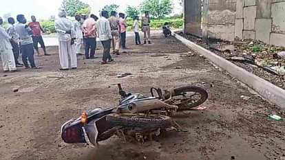 Khargone News: रात में नहीं दिखा इंदौर-इच्छापुर हाईवे का अधूरा पुल, नीचे गिरकर बाइक सवार दो युवकों की मौत Khargone News: Two bike riders died after falling from an incomplete bridge in Khargone
